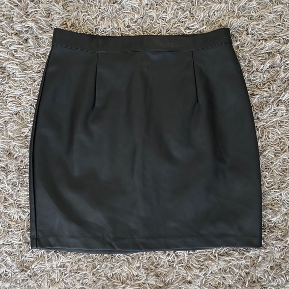 Garage Mini Black Leather Skirt - Picture 2 of 2